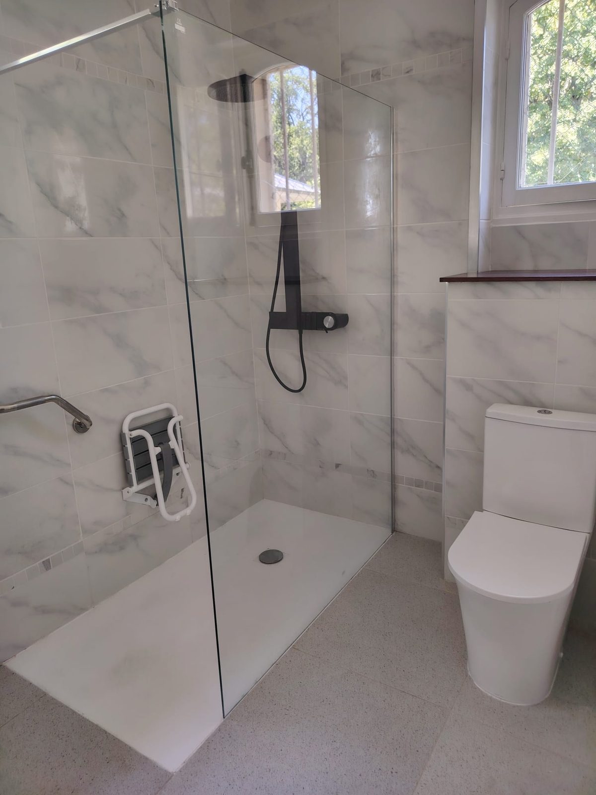 Douche à l'italienne, salle de bains rénovée