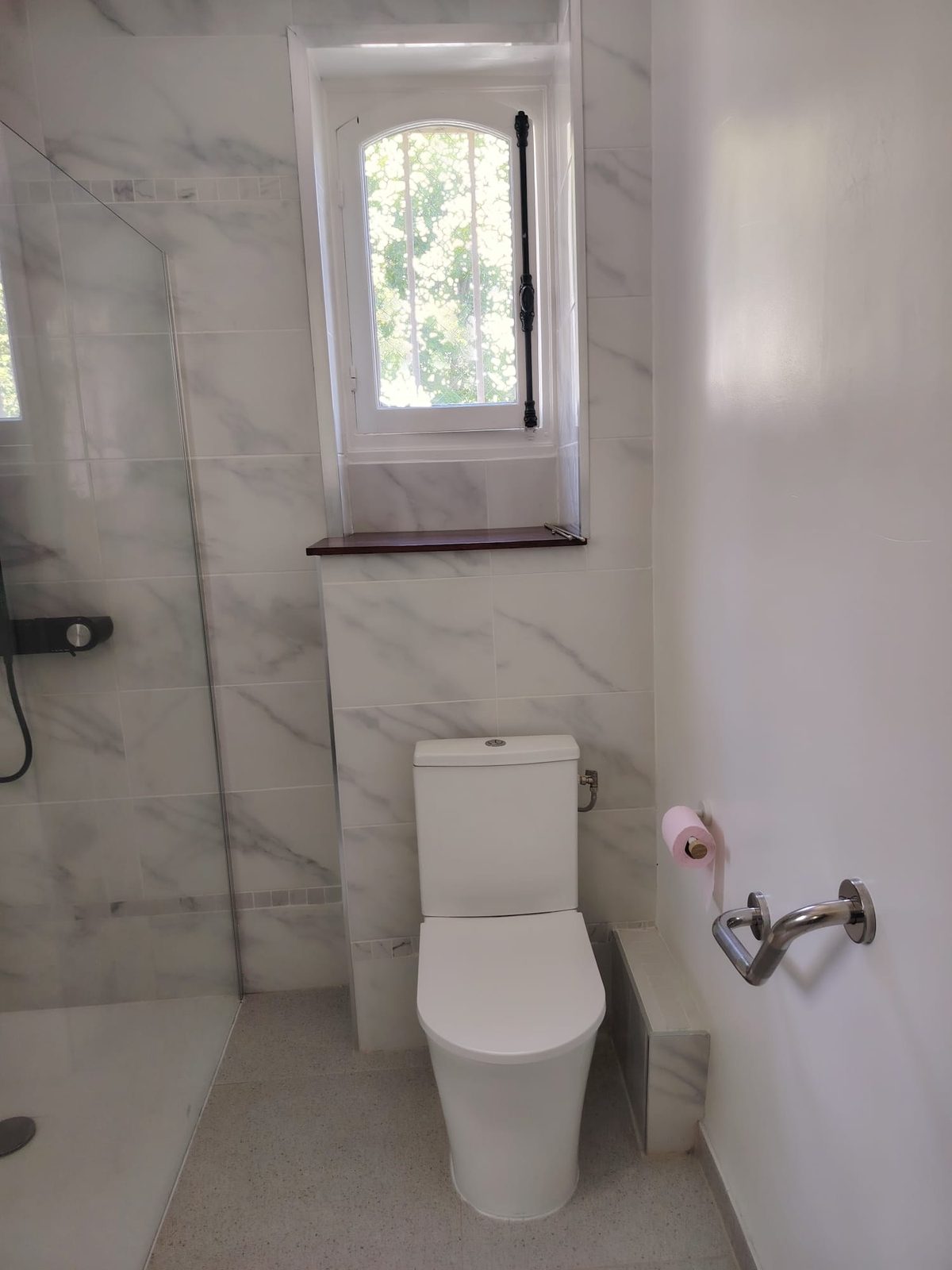 WC et carrelage mural effet marbre